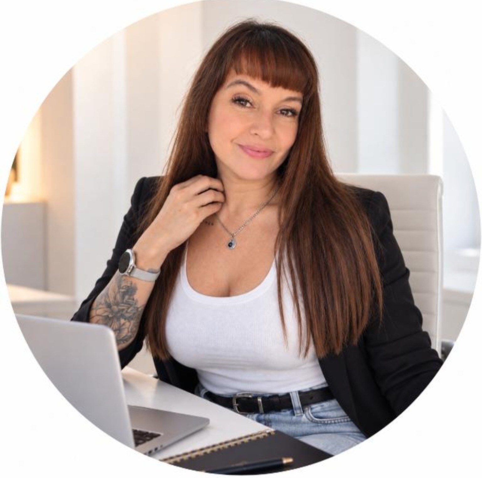 Xenia Gabriela Pérez, fundadora de PERSPECTIVA, junto a su computadora